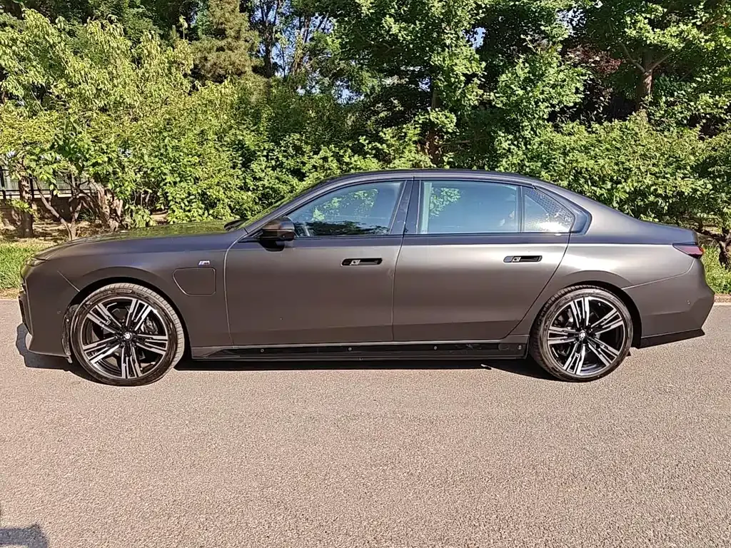 BMW i7 — фото 10