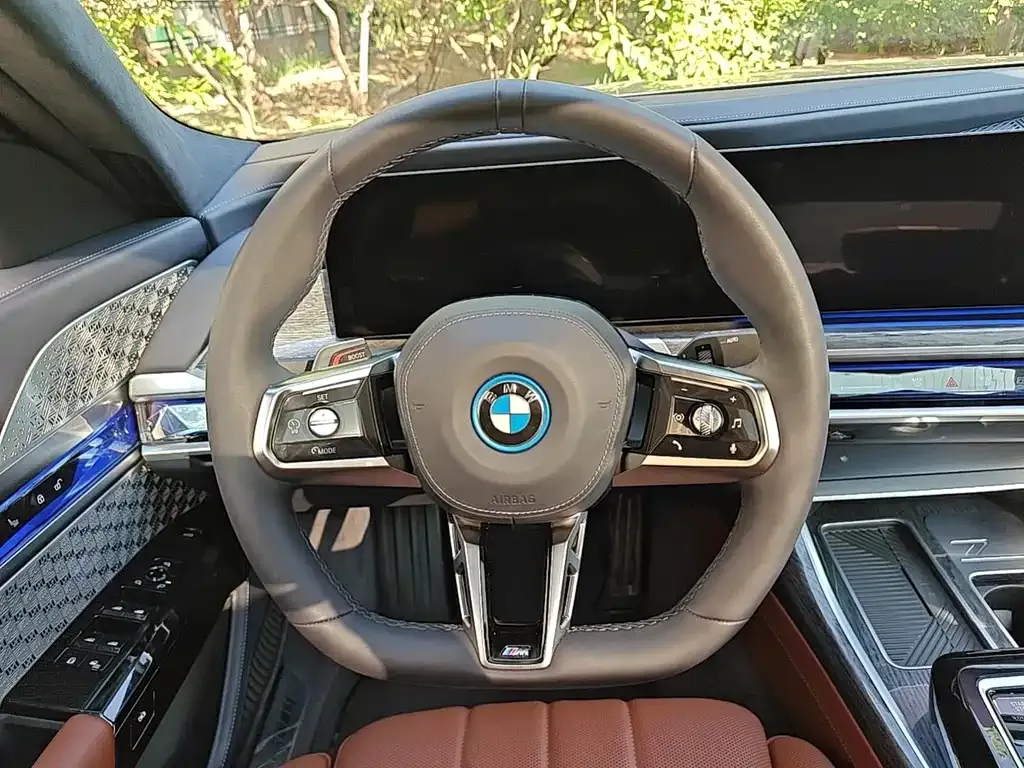 BMW i7 — фото 6