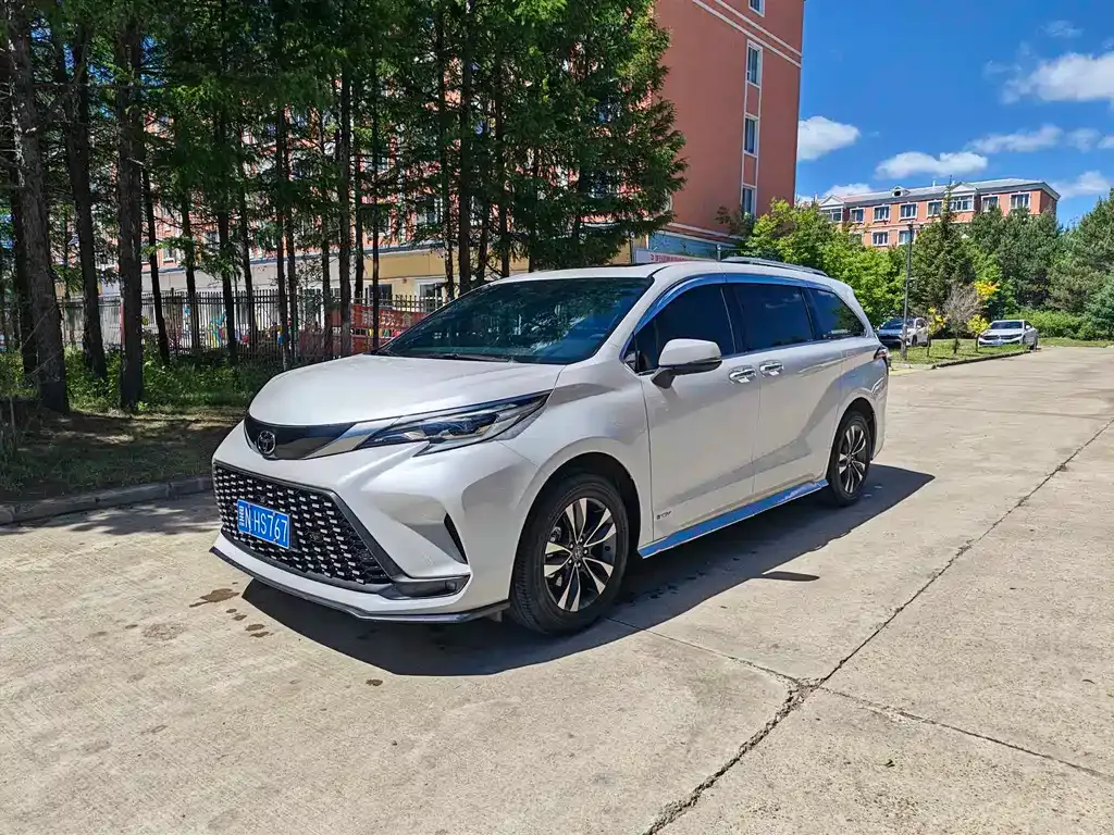 Toyota Granvia — фото 1