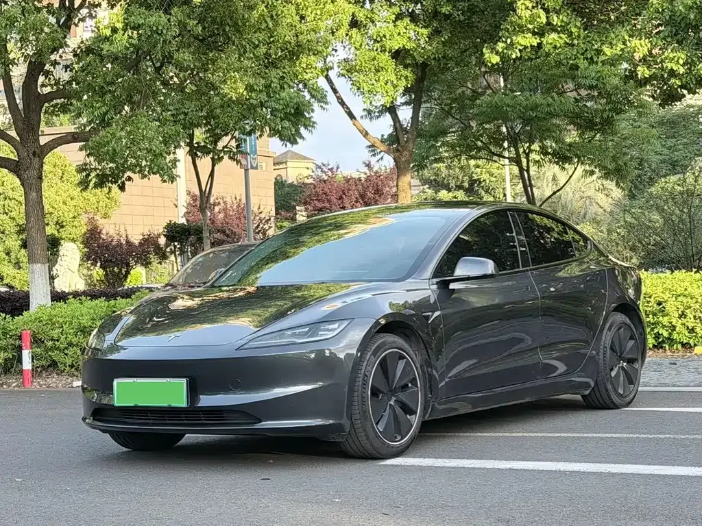 Tesla Model 3 — фото 1