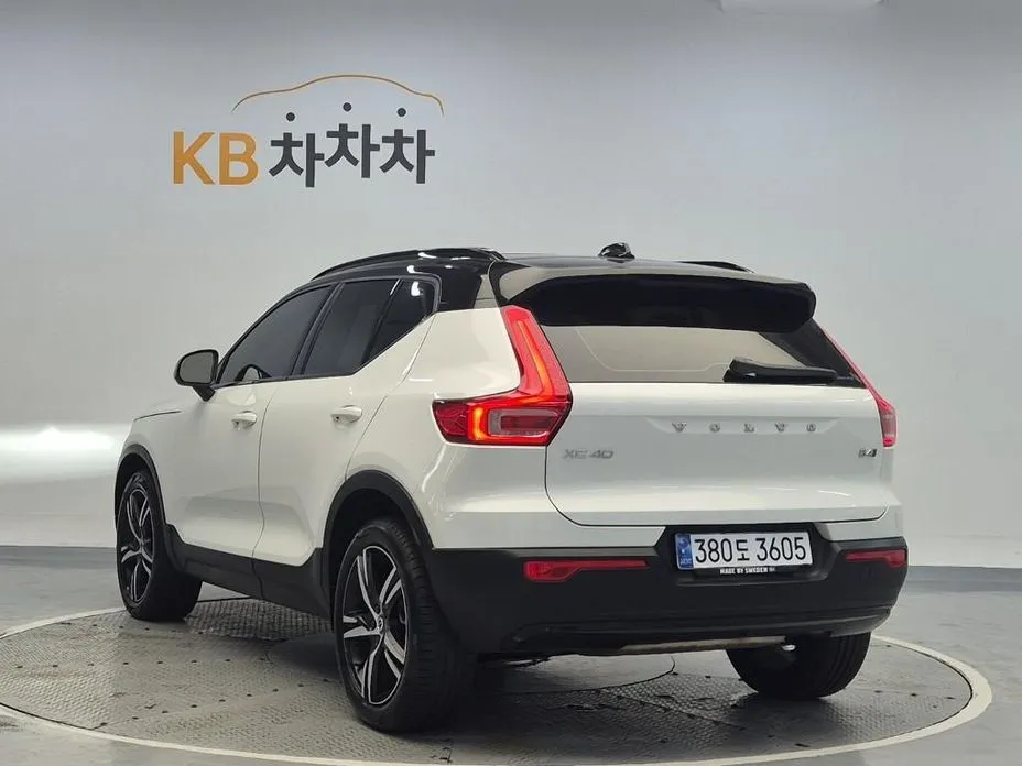 Volvo XC40 — фото 10