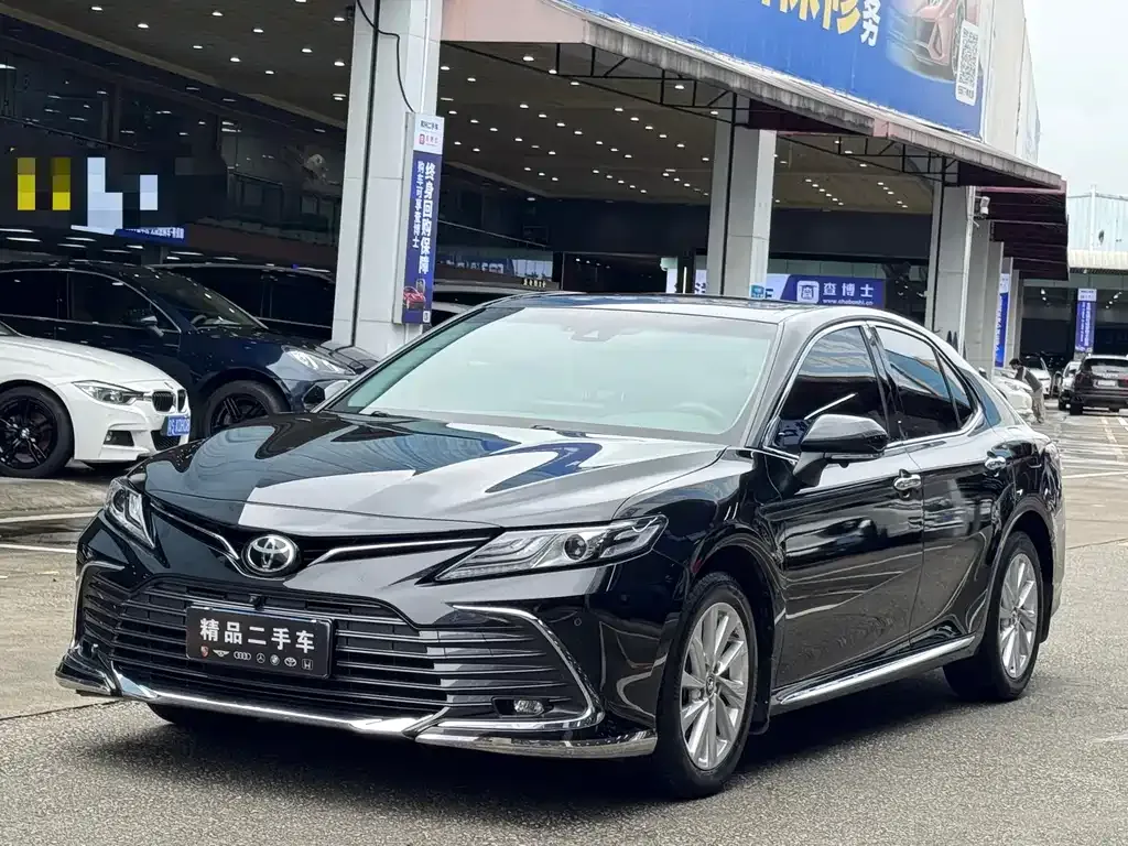 Toyota Camry — фото 1