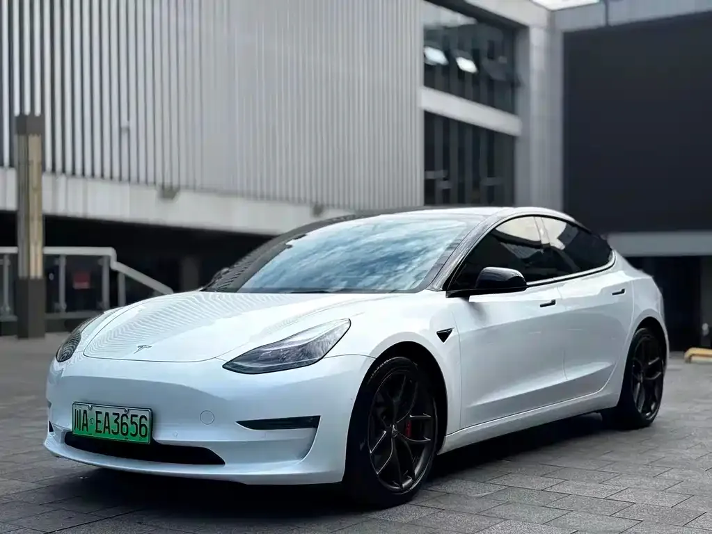 Tesla Model 3 — фото 1