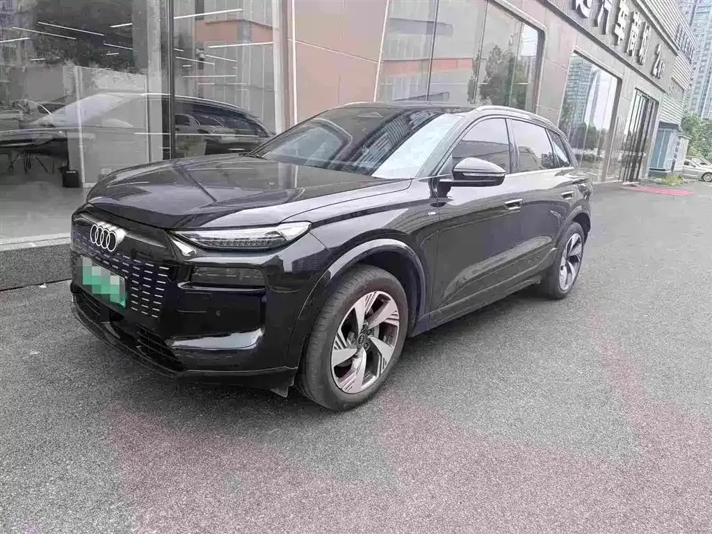 Audi Q6L e-tron — фото 1