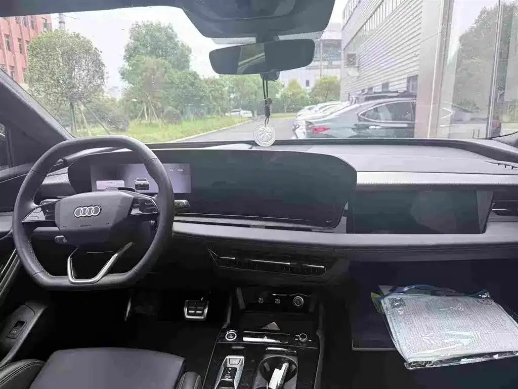 Audi Q6L e-tron — фото 3