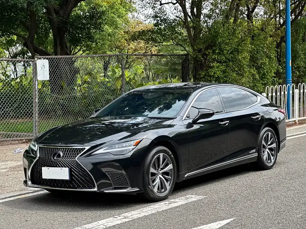 Lexus LS — фото 1