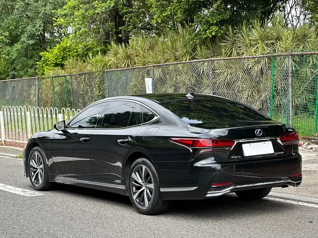 Lexus LS — фото 10