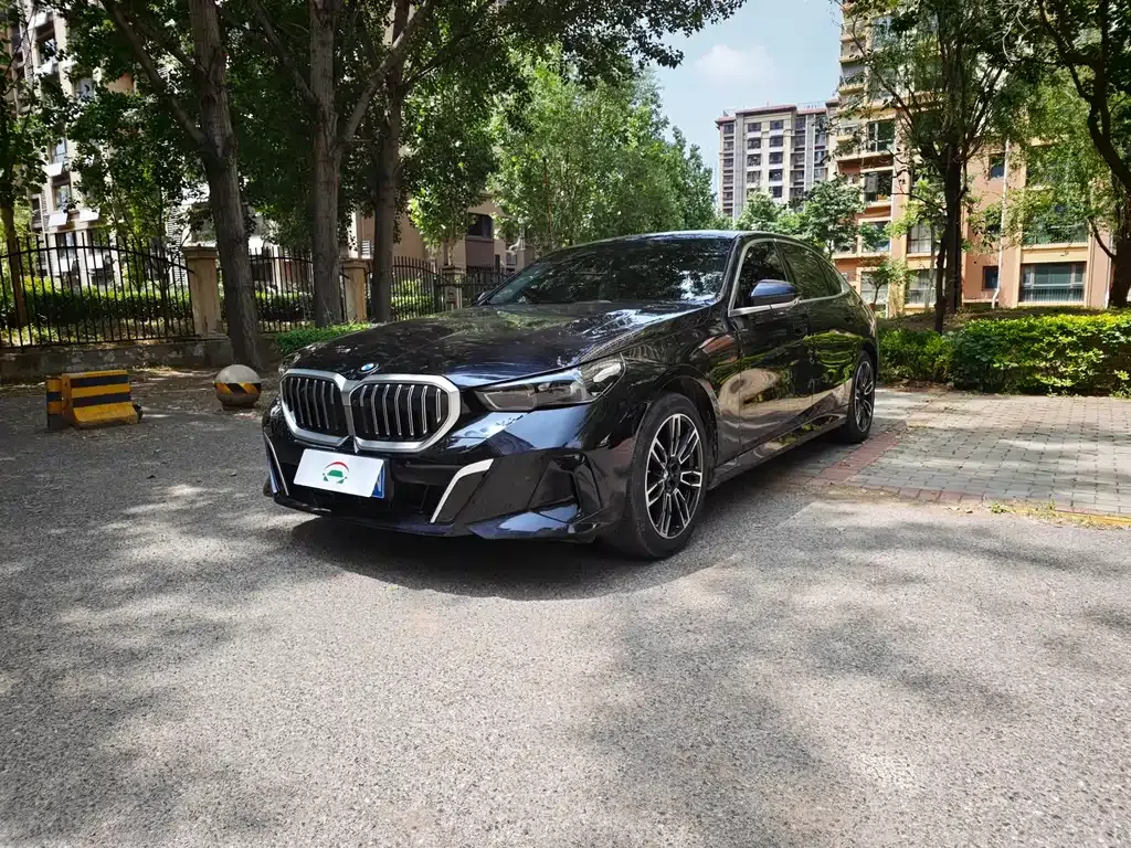 BMW 5 Series — фото 1