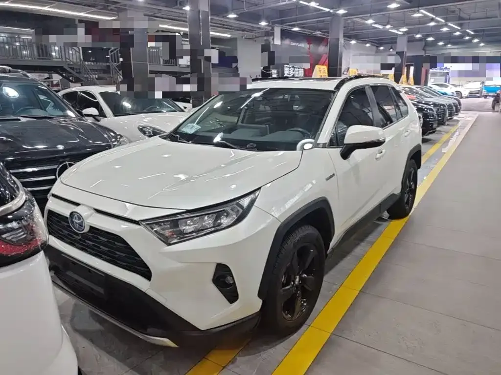 Toyota RAV4 — фото 1