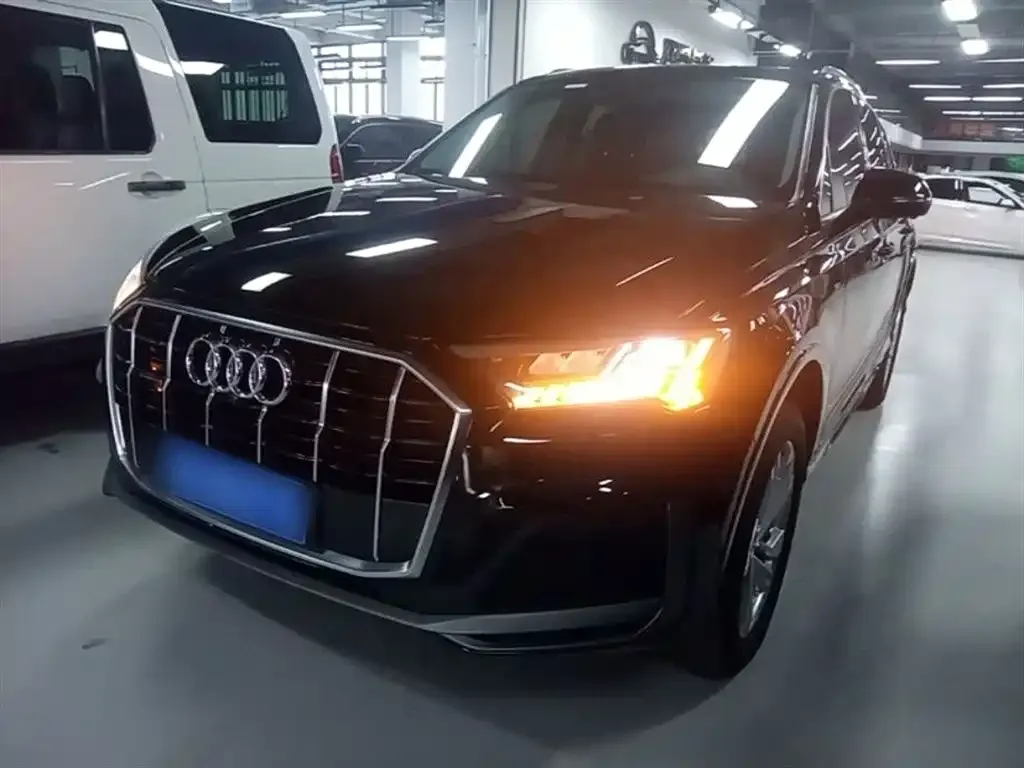 Audi Q7 — фото 1
