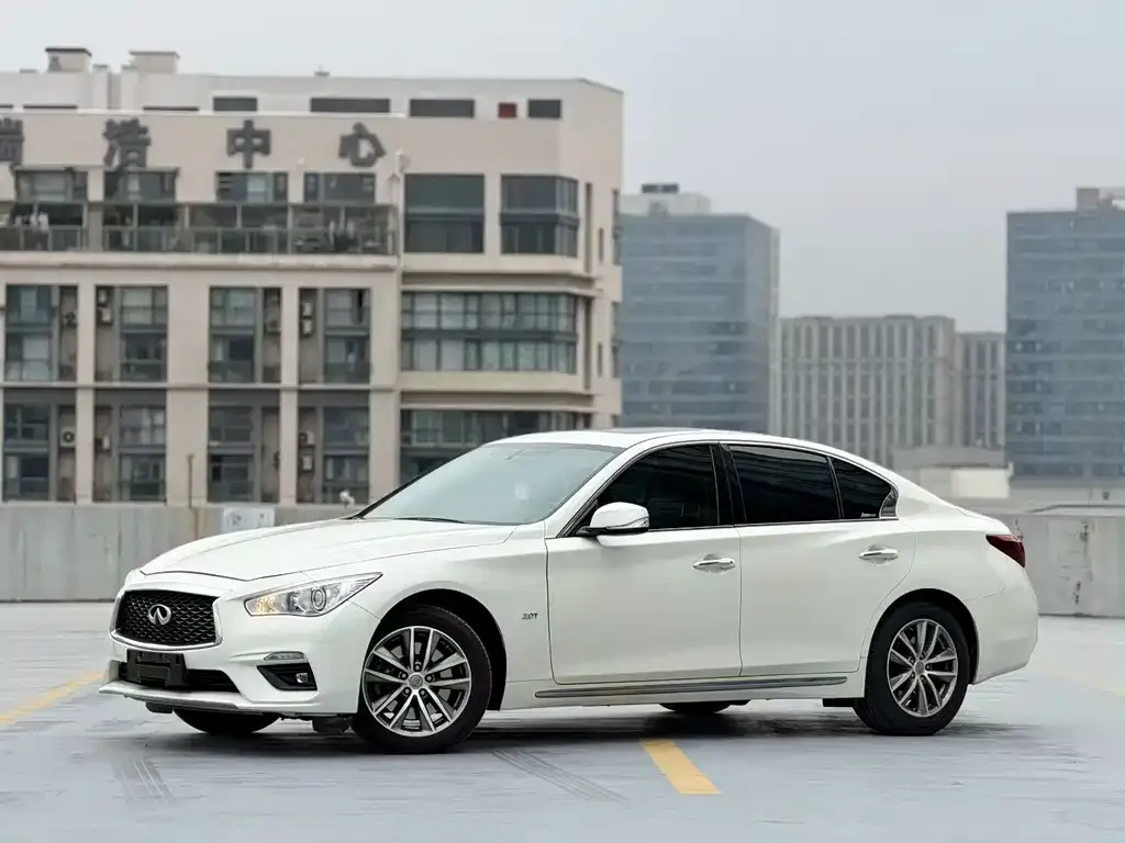 Infiniti Q50L — фото 1