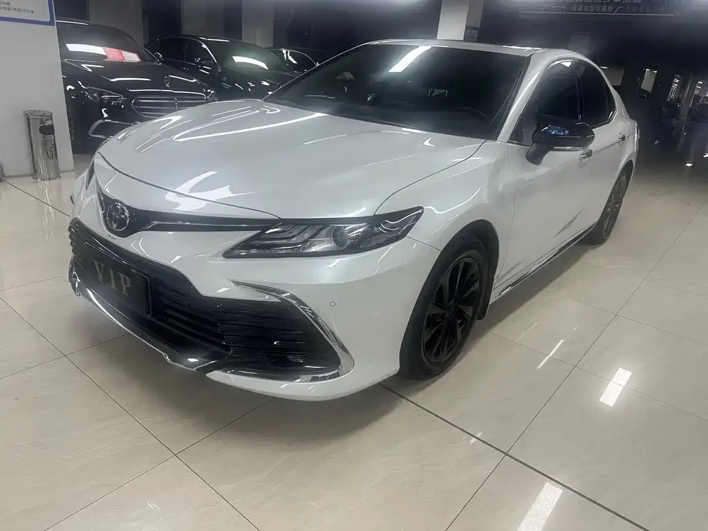 Toyota Camry — фото 1