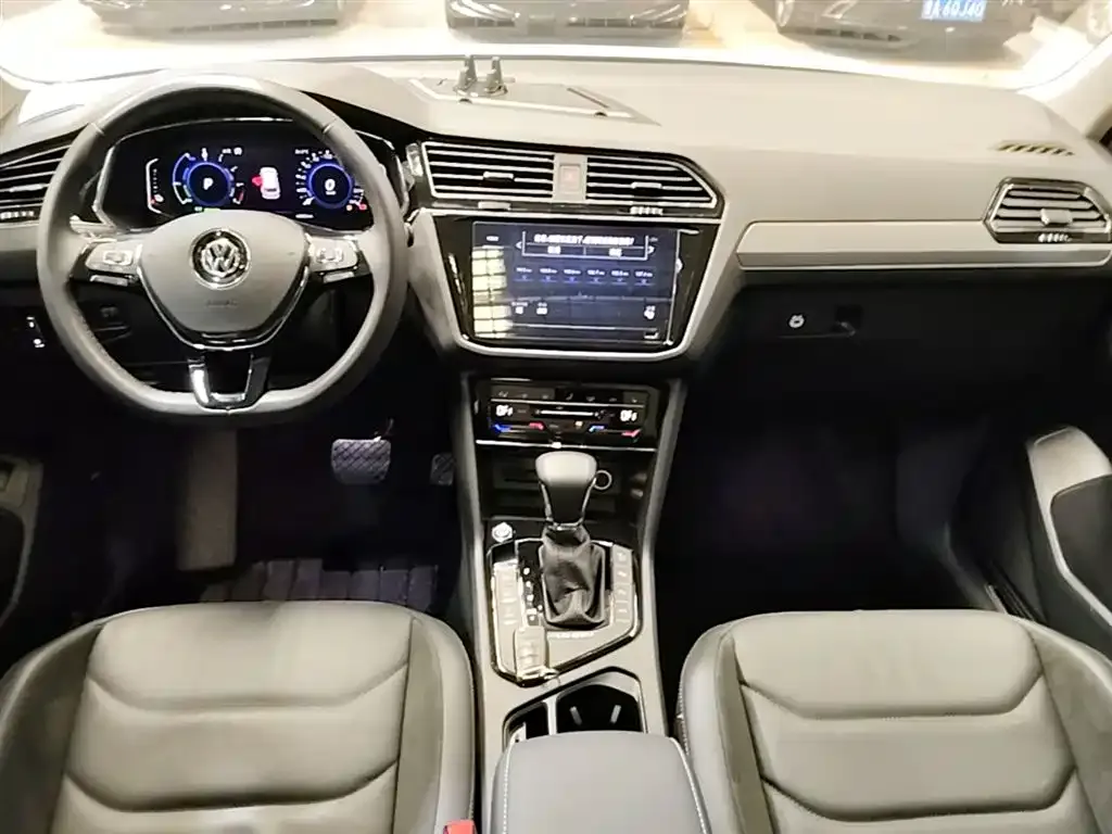 Volkswagen Tiguan L PHEV — фото 9