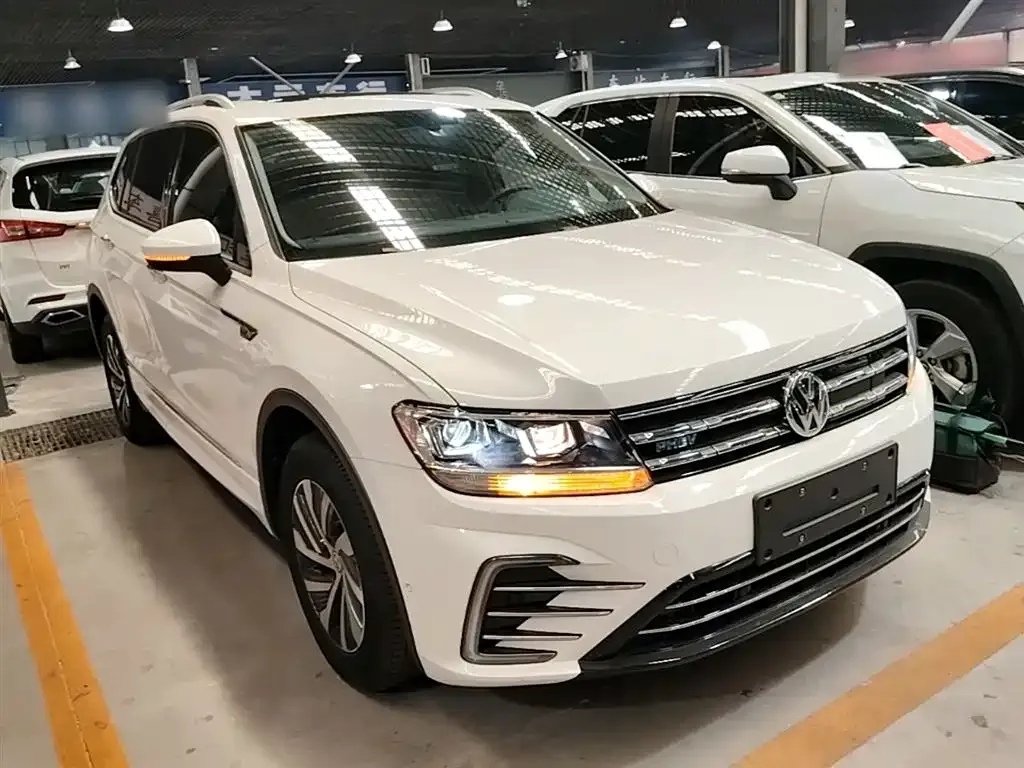 Volkswagen Tiguan L PHEV — фото 10