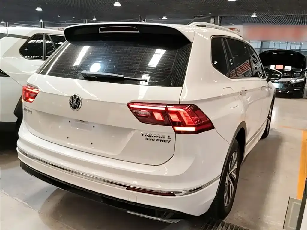 Volkswagen Tiguan L PHEV — фото 8