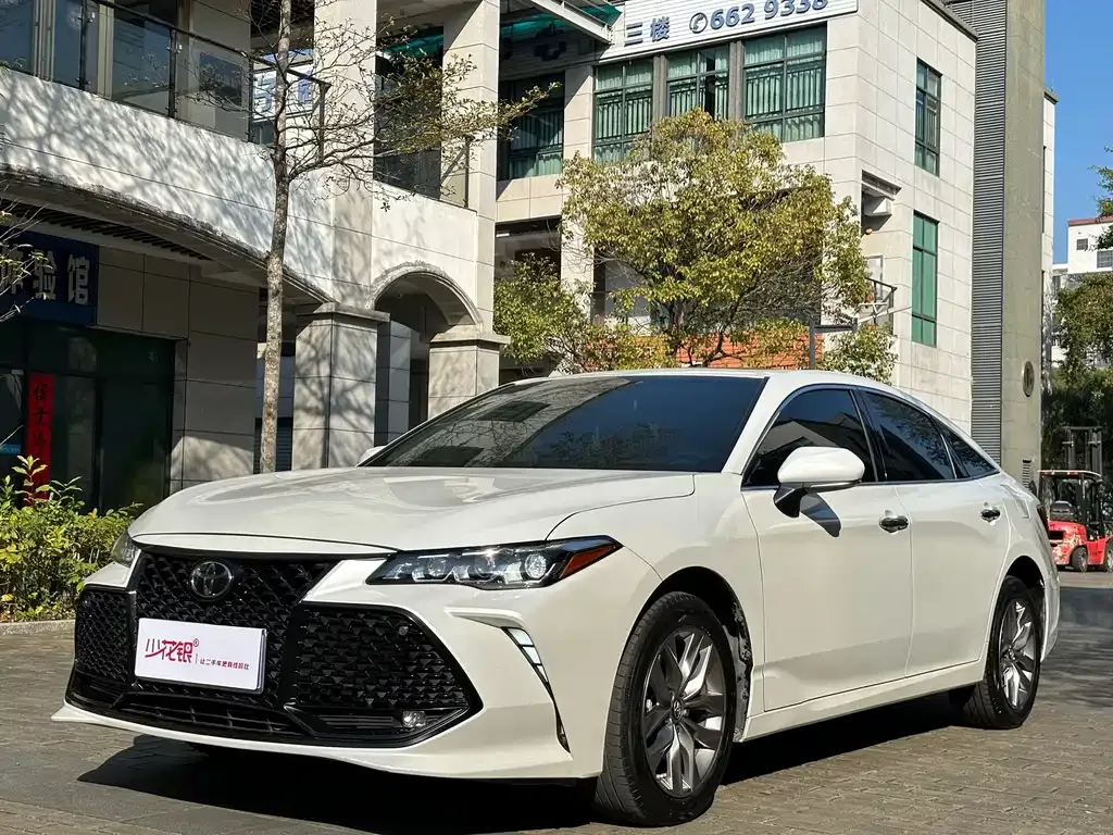 Toyota Avalon — фото 1