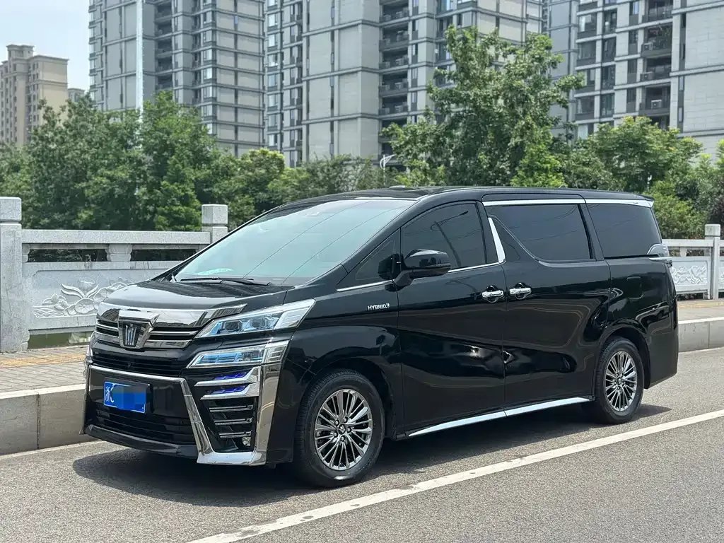 Toyota Vellfire — фото 1