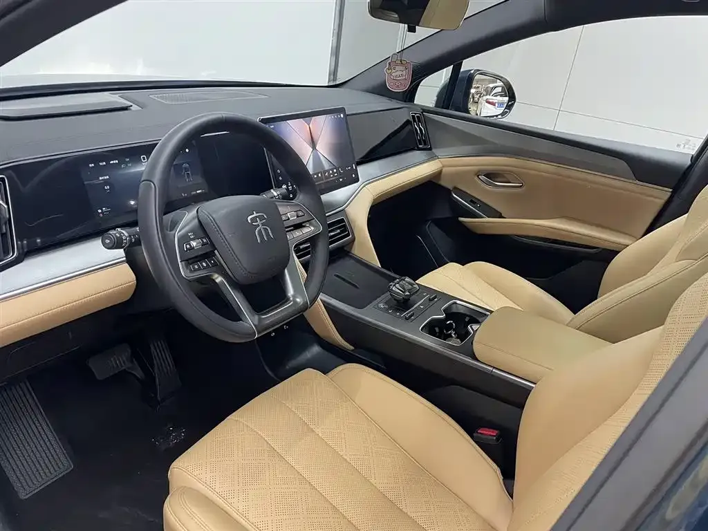 BYD L DM-i — фото 1