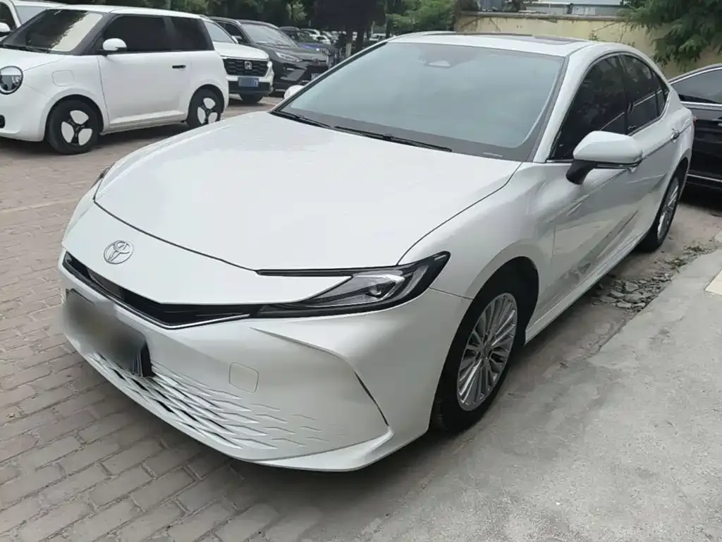 Toyota Camry — фото 1