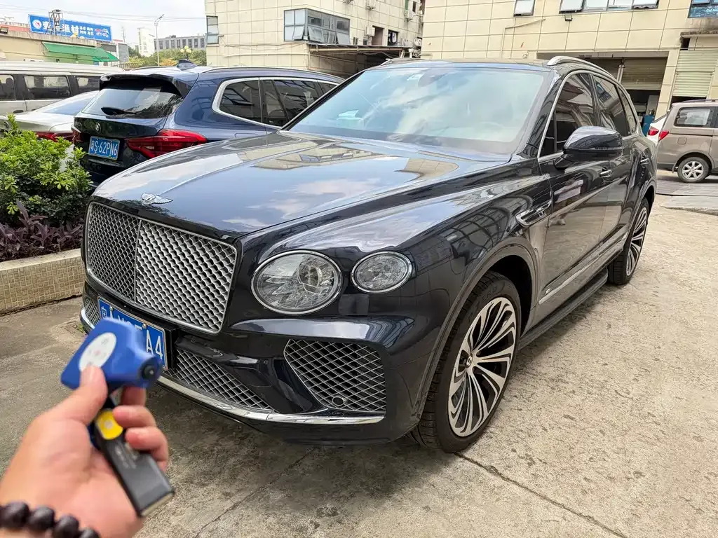 Bentley Bentayga — фото 1