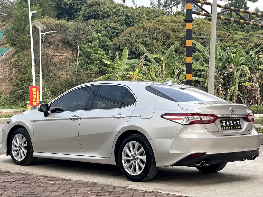 Toyota Camry — фото 7