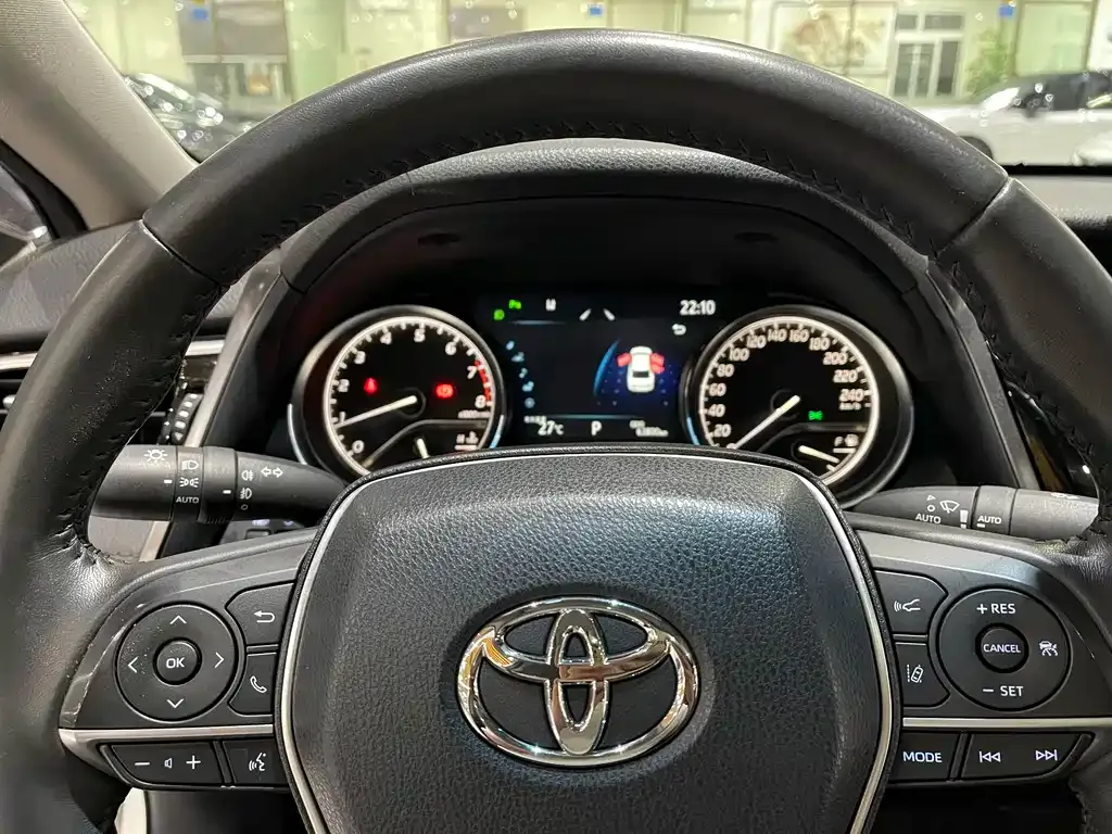 Toyota Camry — фото 9