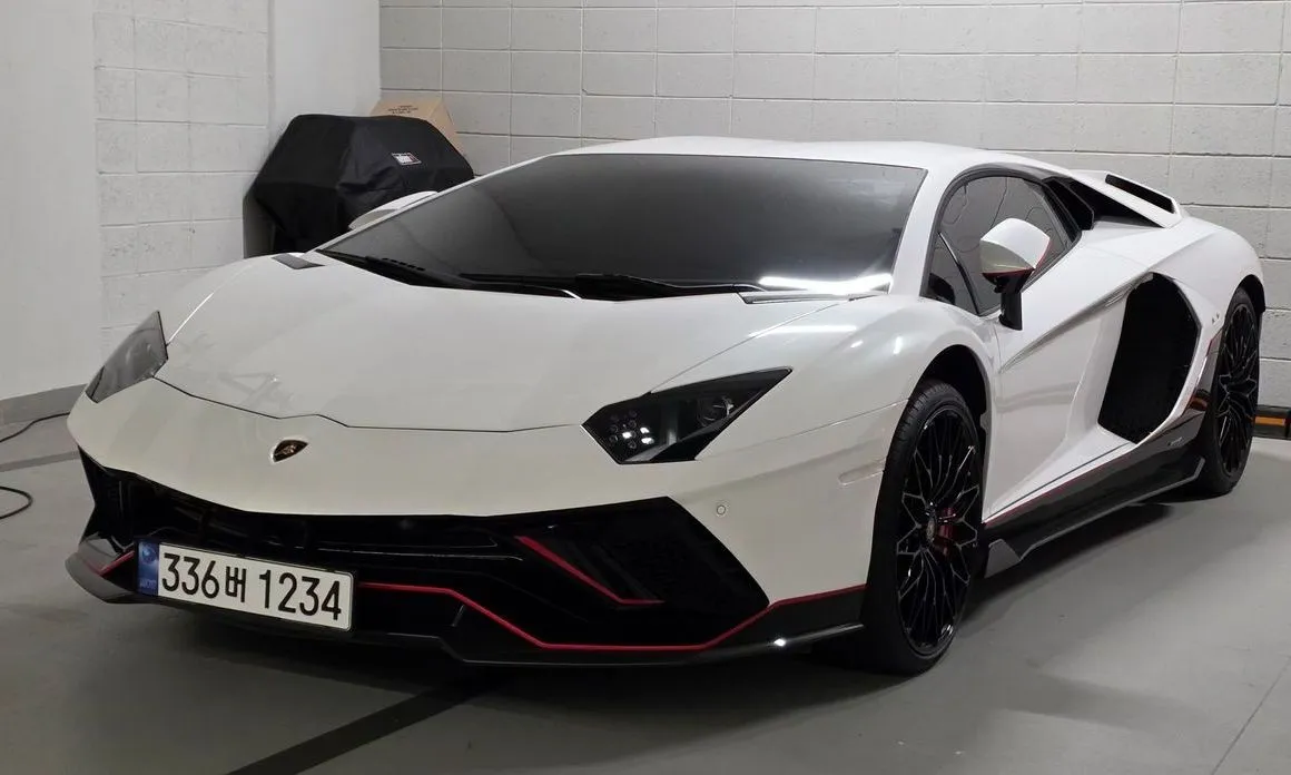 Lamborghini Aventador — фото 1