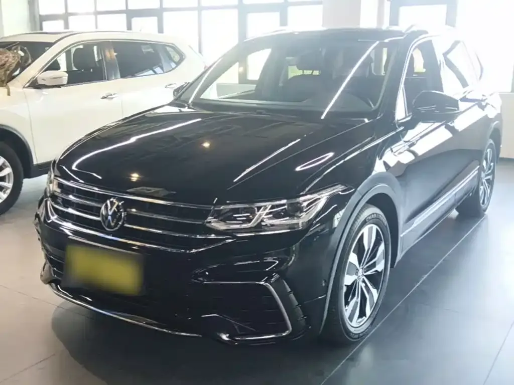 Volkswagen Tiguan L — фото 1