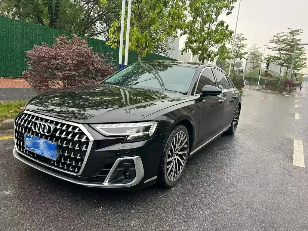 Audi A8 — фото 1