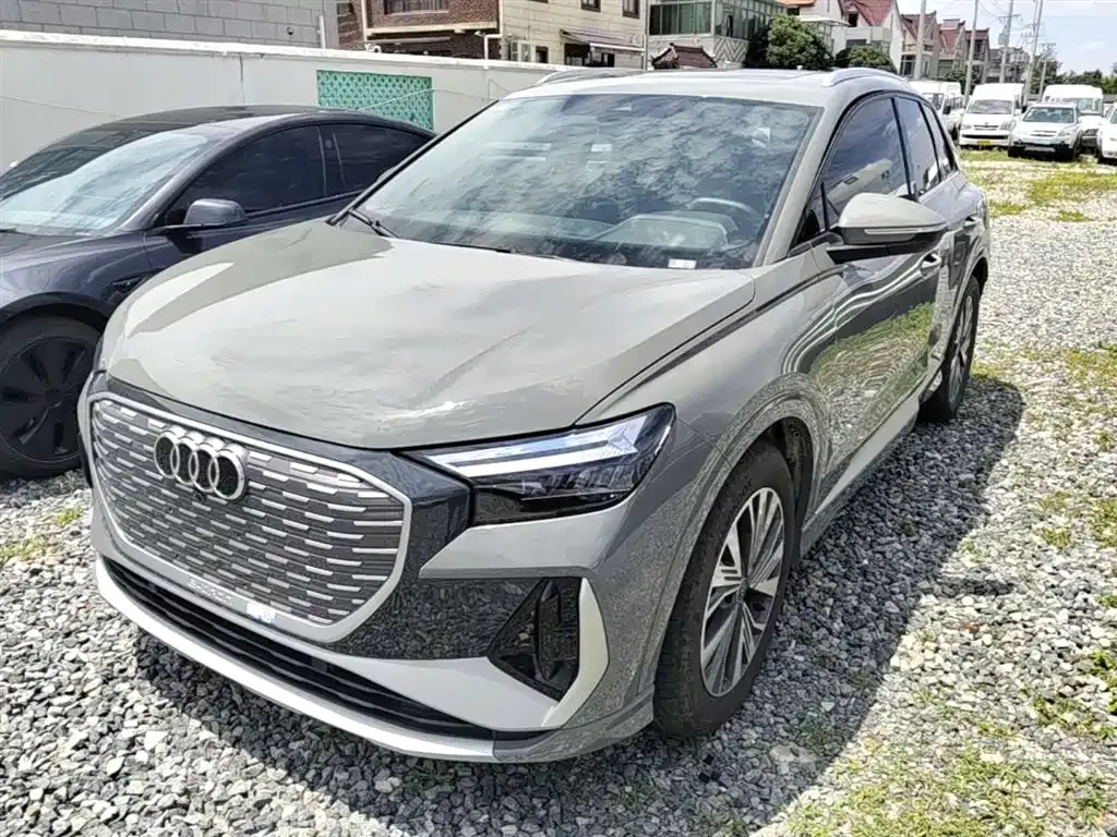 Audi Q4 e-tron — фото 1