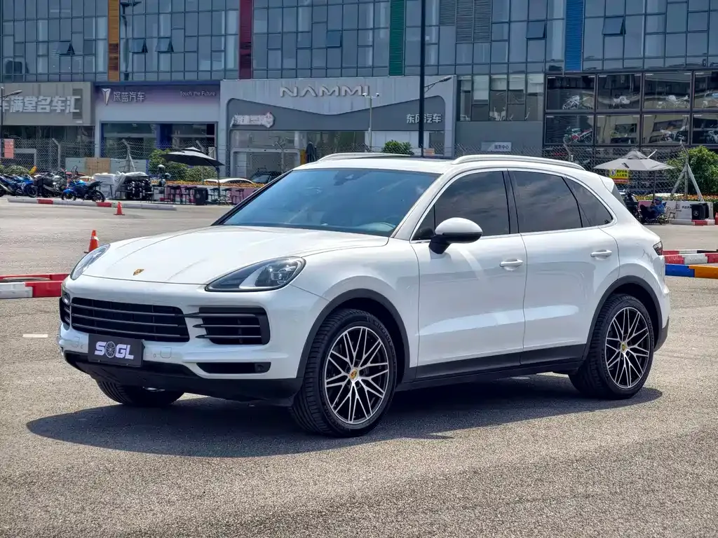 Porsche Cayenne — фото 1