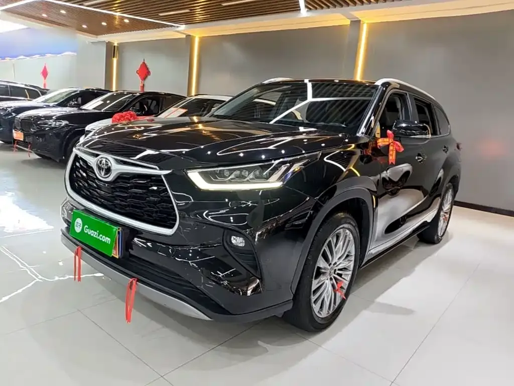 Toyota Highlander — фото 1