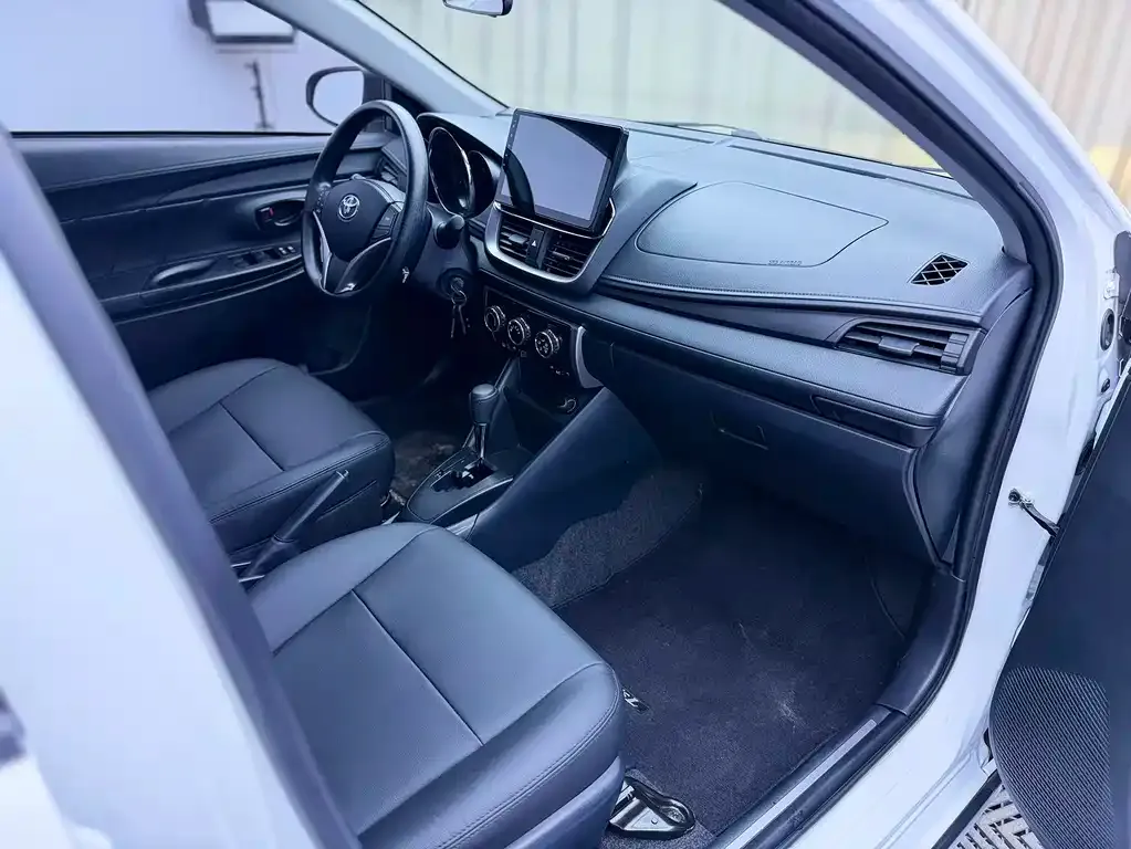Toyota Yaris L — фото 3