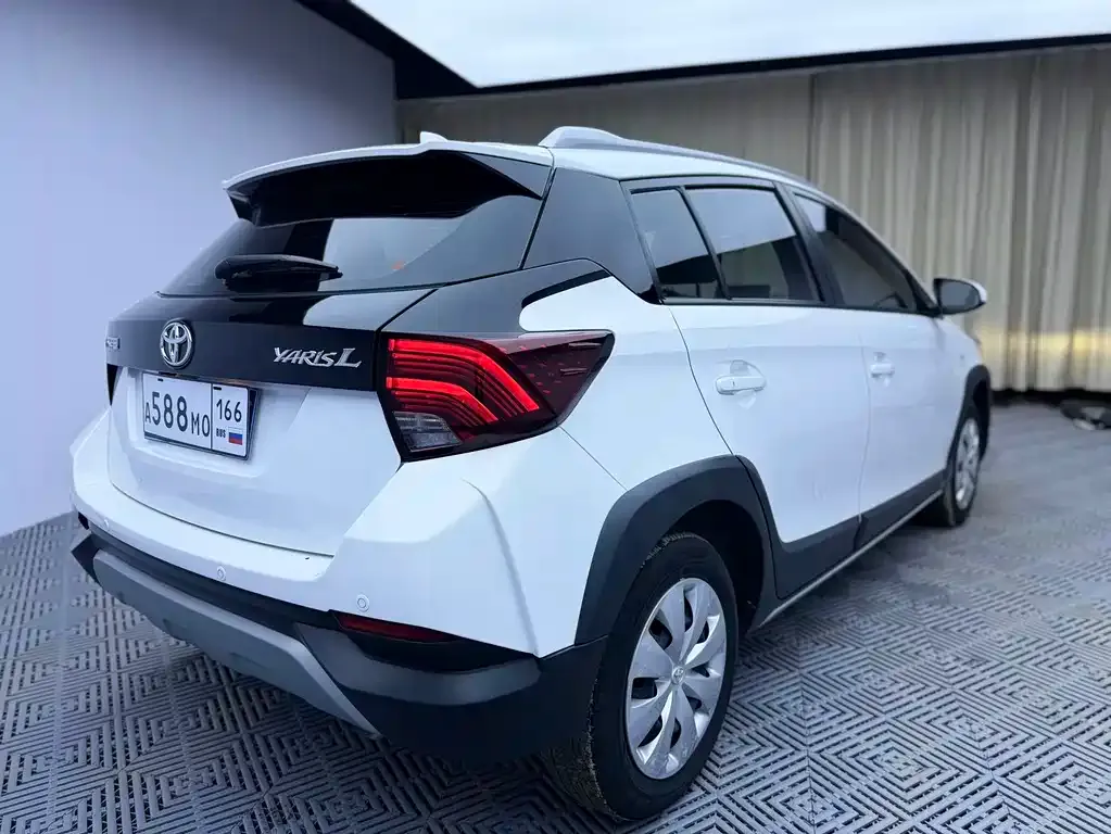 Toyota Yaris L — фото 8