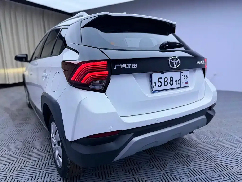 Toyota Yaris L — фото 2