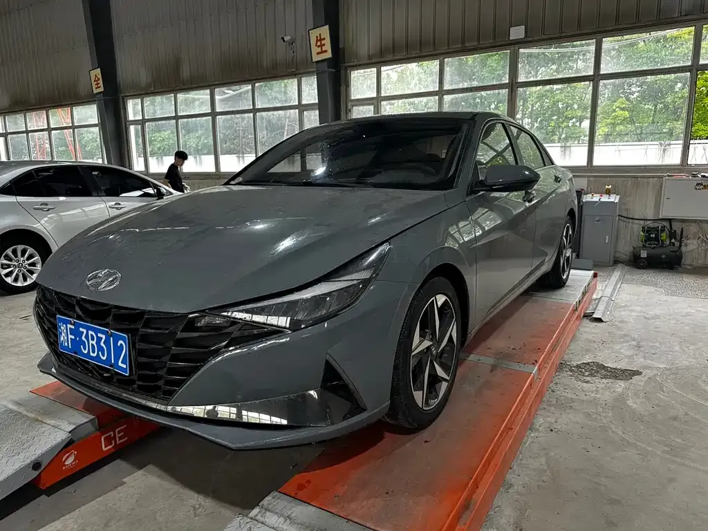 Hyundai Elantra — фото 1