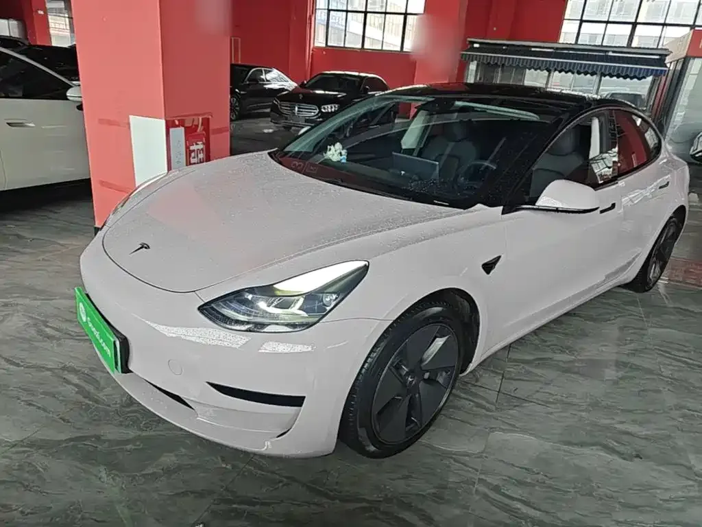 Tesla Model 3 — фото 1