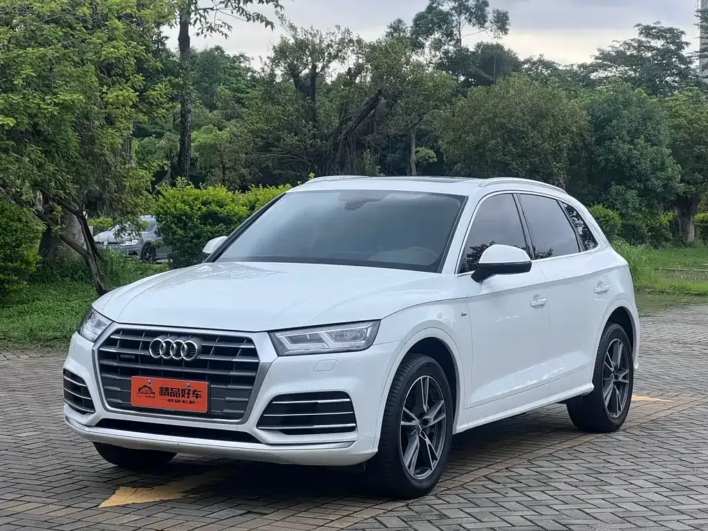 Audi Q5L — фото 1