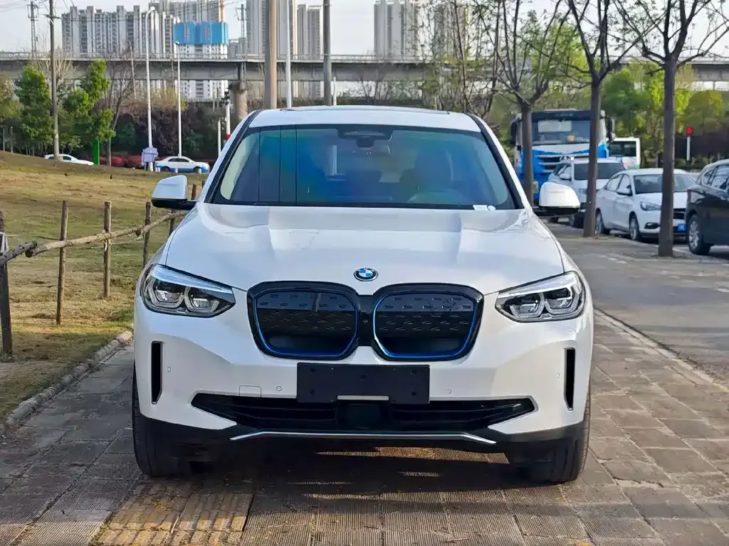 BMW iX3 — фото 5