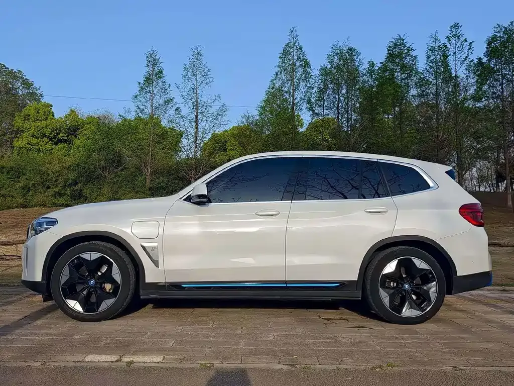 BMW iX3 — фото 6