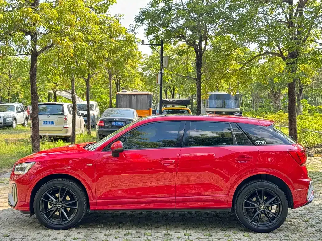 Audi Q2L — фото 4