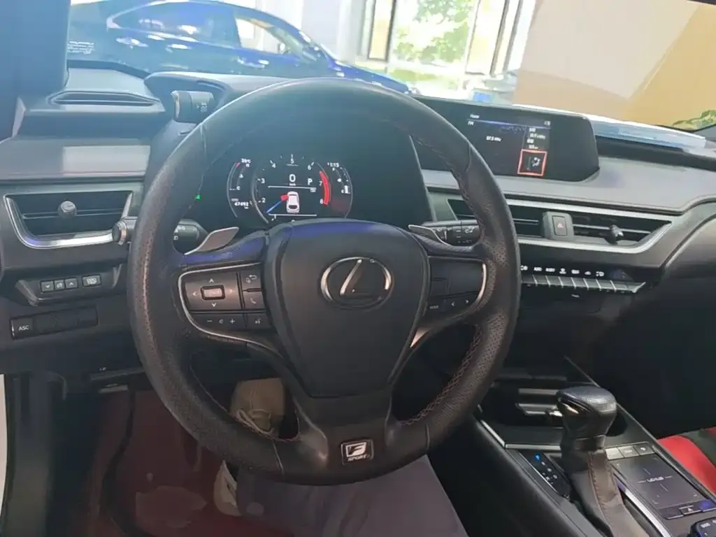 Lexus UX — фото 2