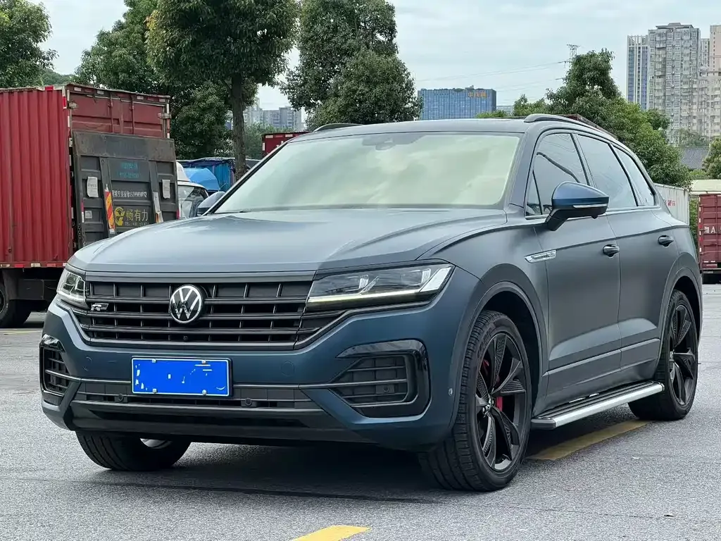 Volkswagen Touareg — фото 1
