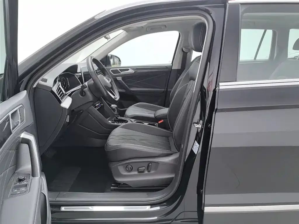 Volkswagen Tiguan L — фото 7