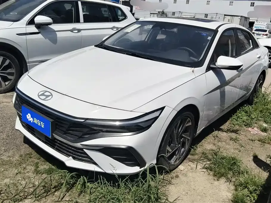 Hyundai Elantra — фото 1