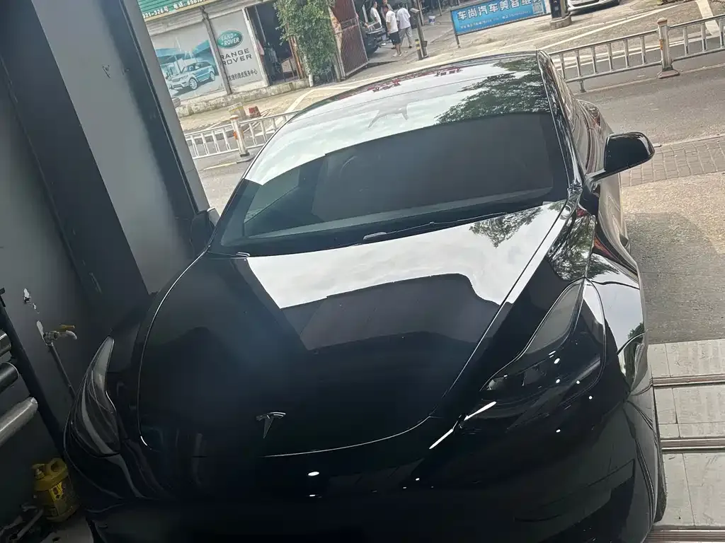 Tesla Model 3 — фото 1