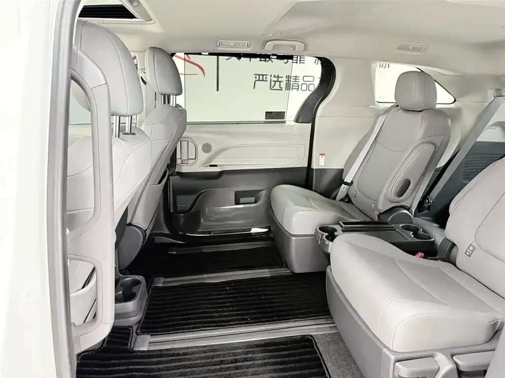 Toyota Granvia — фото 6