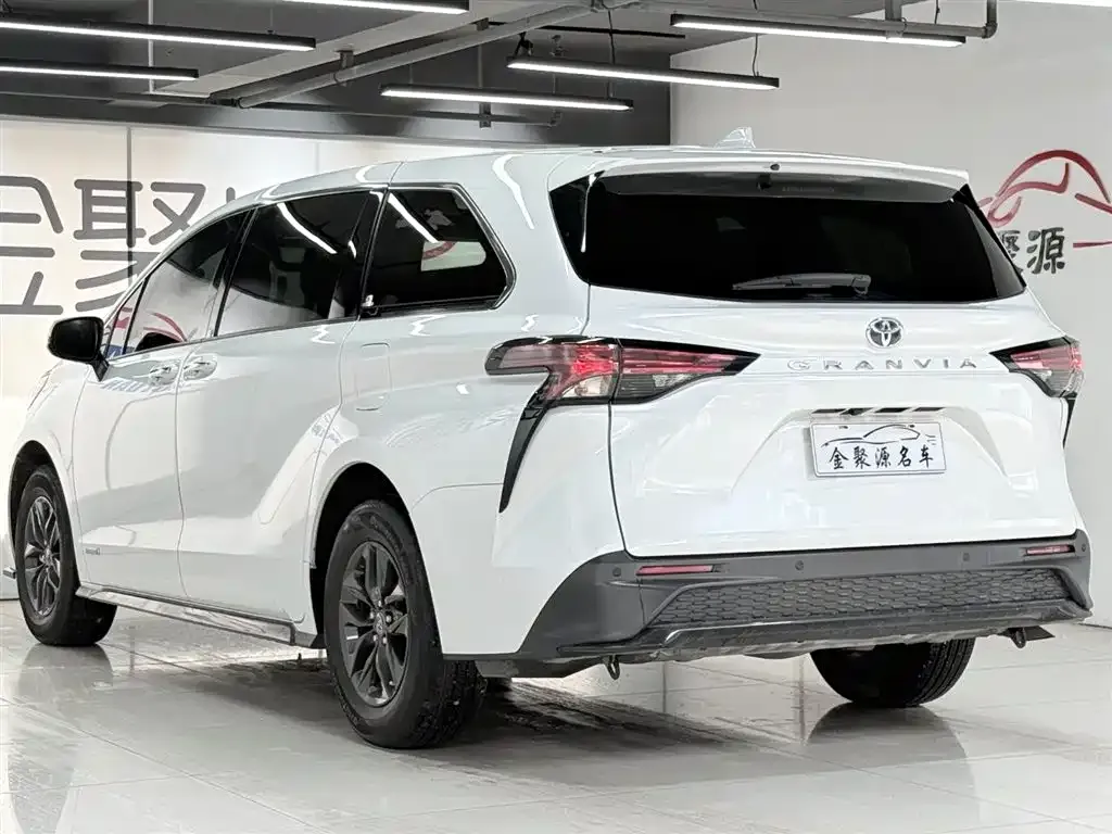 Toyota Granvia — фото 3