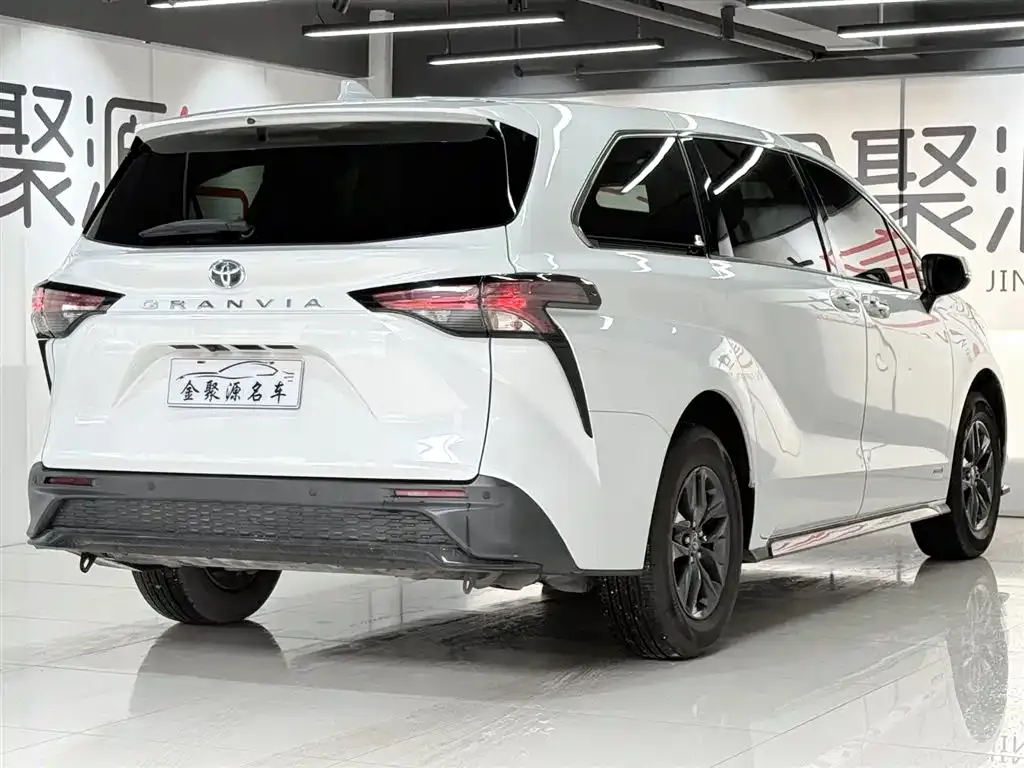 Toyota Granvia — фото 4