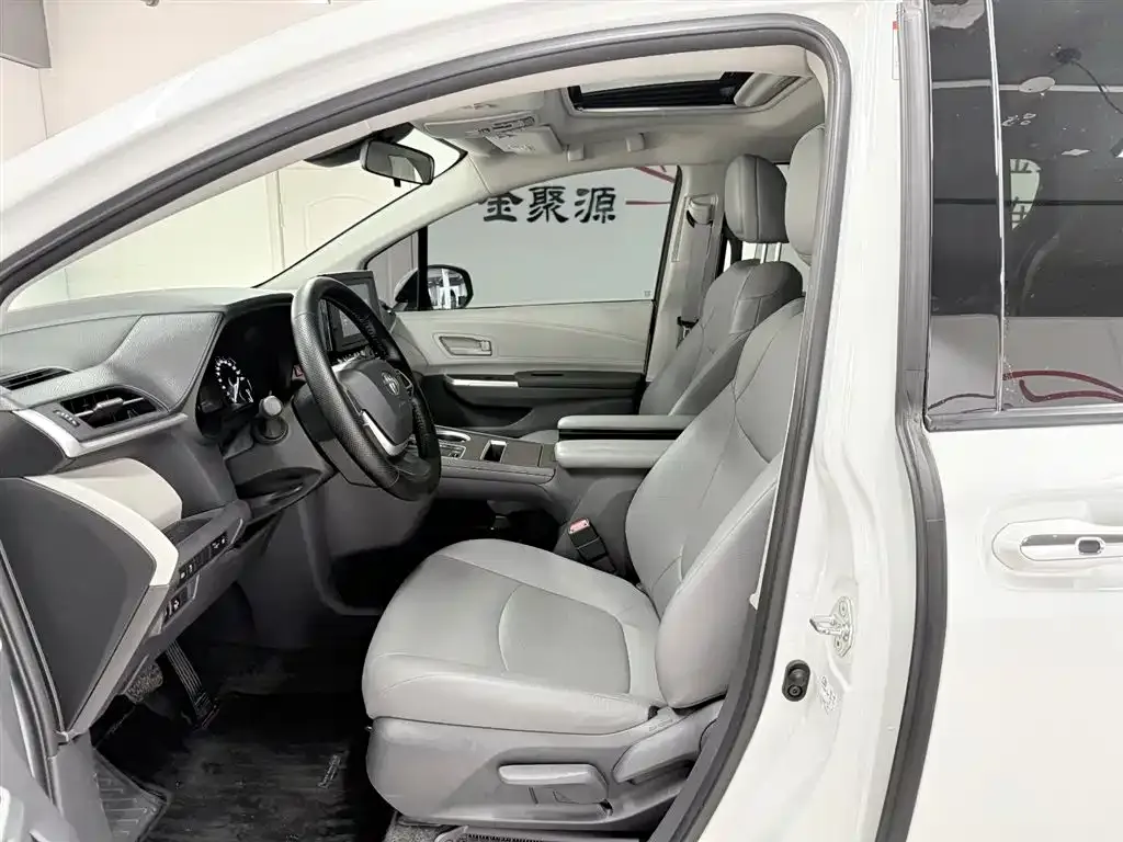Toyota Granvia — фото 10